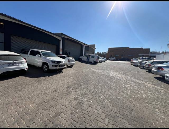 68M² WAREHOUSE TO LET IN FONTAINEBLEAU